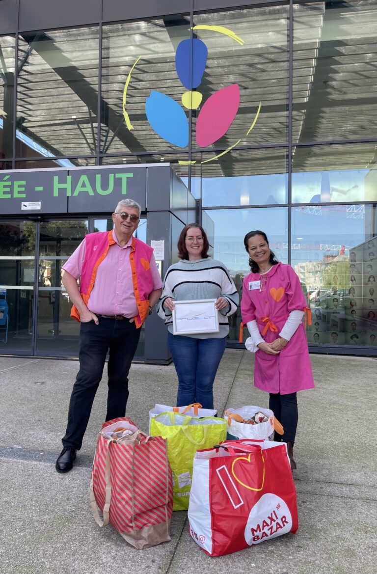 ✨ Unis pour offrir des sourires ! 🎁💖